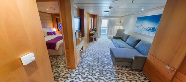 Ambassador Cruise Line Ambition De-Luxe Suite.png